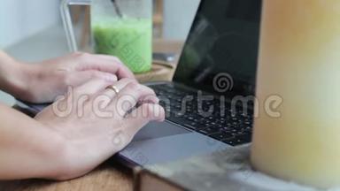 在网上工作的女士，手提电脑，喝冰奶绿茶